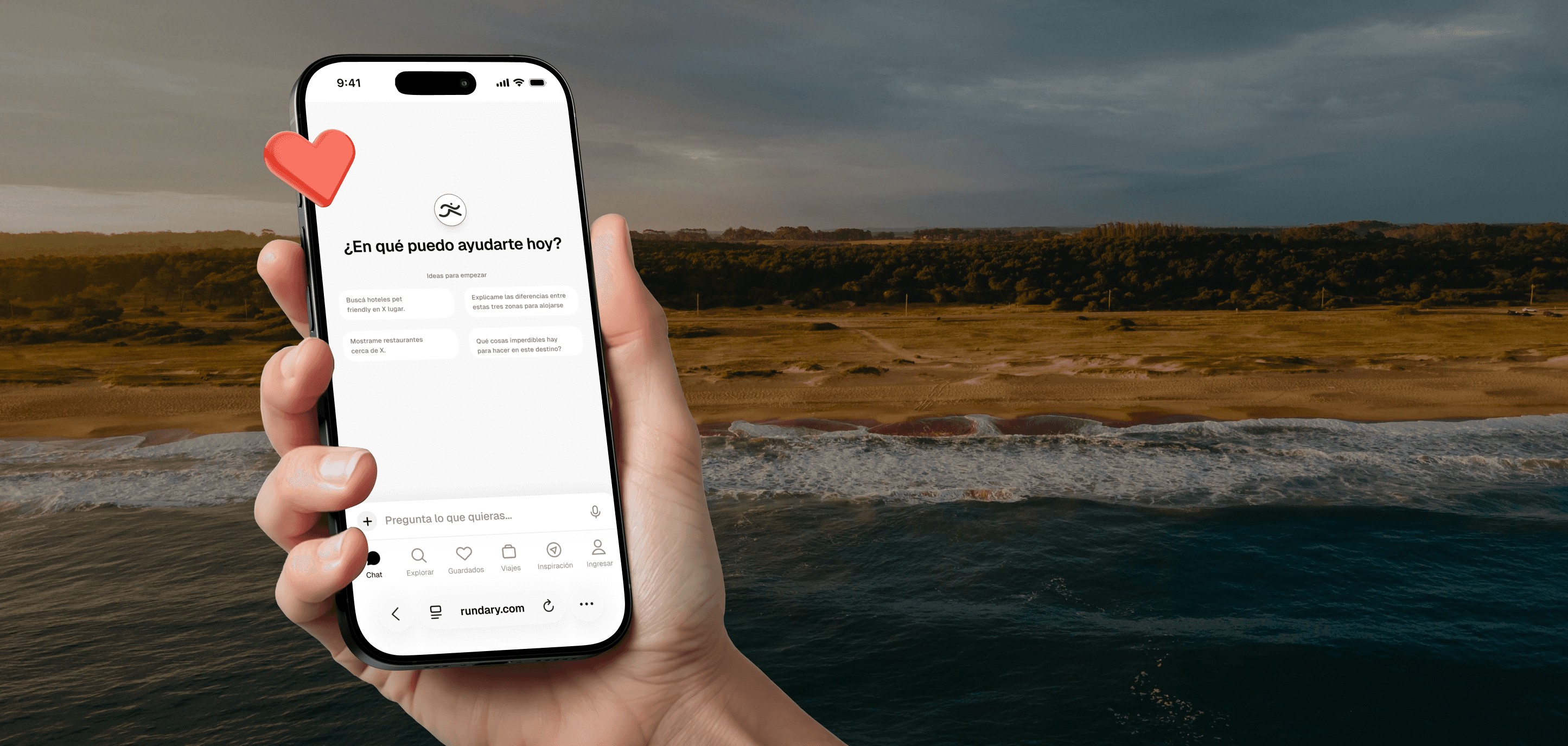 Persona usando Rundary en el celular frente a una playa de Uruguay, aplicación de turismo con inteligencia artificial para planificar viajes