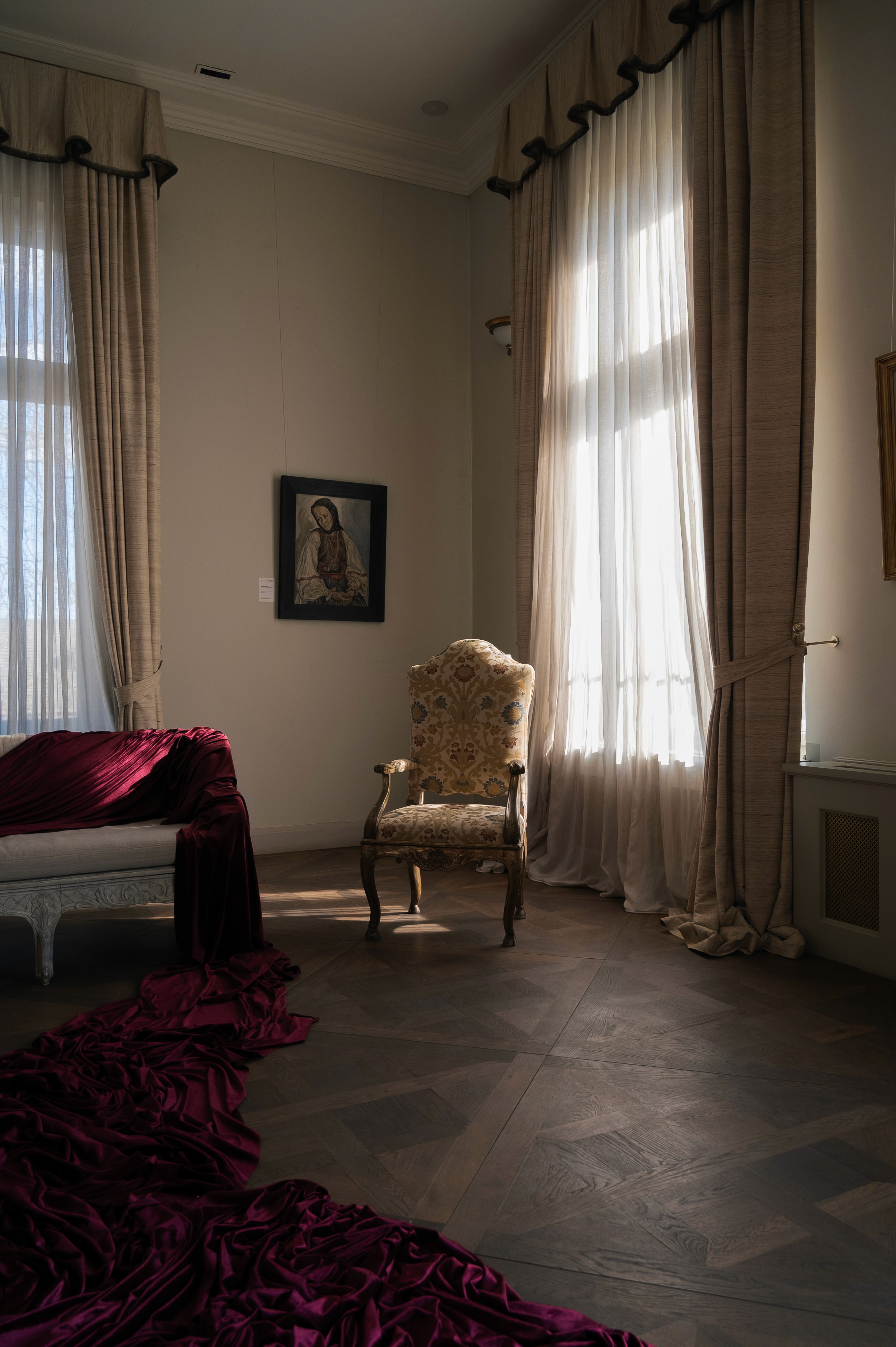 cameră elegantă de pregătiri, atmosferă calmă, fotografie de nuntă în stil editorial
