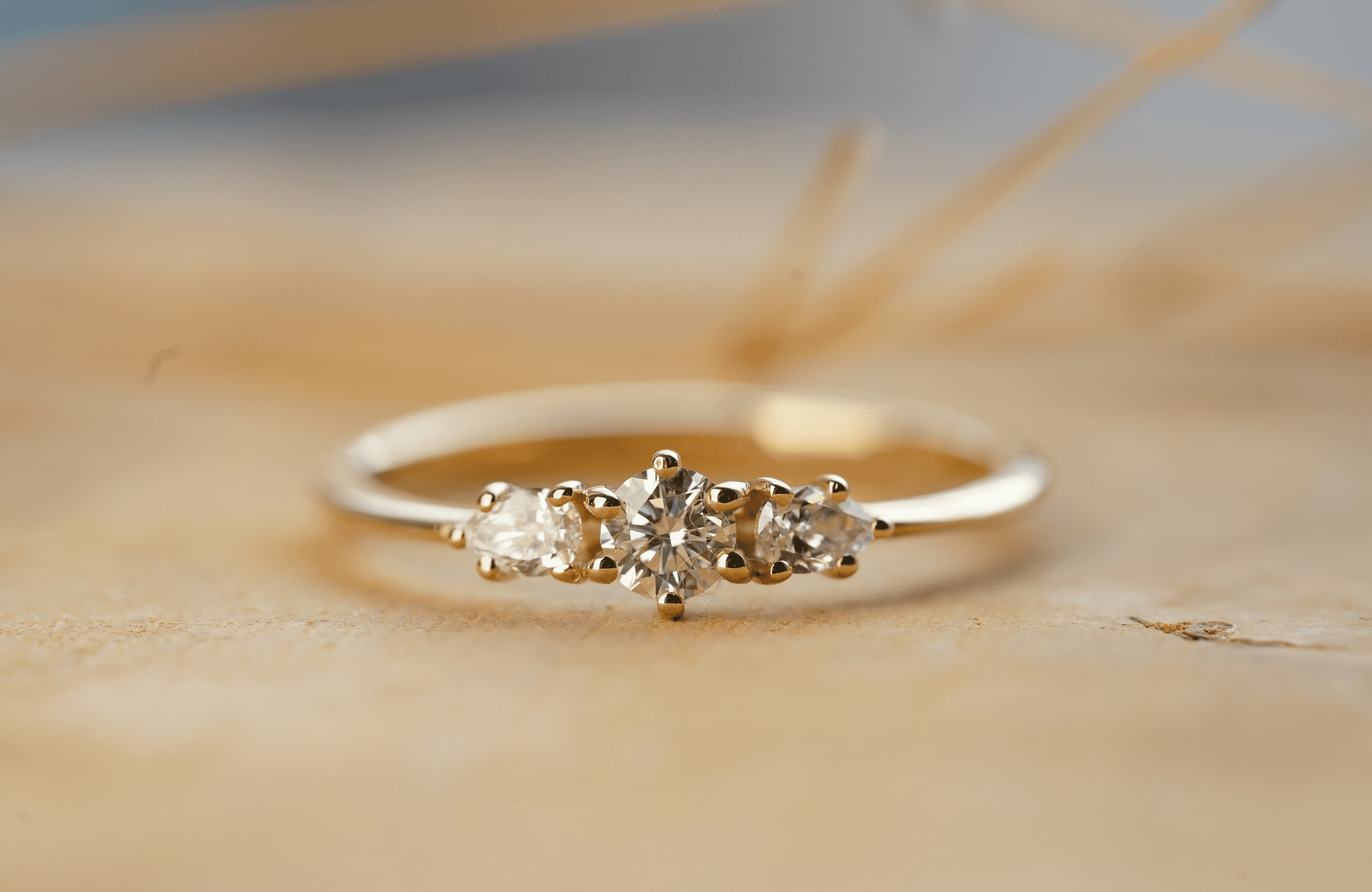 Ein handgefertigter Verlobungsring aus Gold mit drei funkelnden Brillanten – individuelles Schmuckdesign von Goldschmiedemeisterin Steffi Stahl.