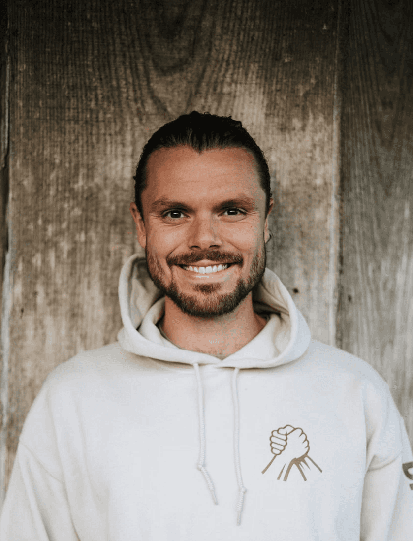 Foto van Lucas die glimlachend de camera inkijkt