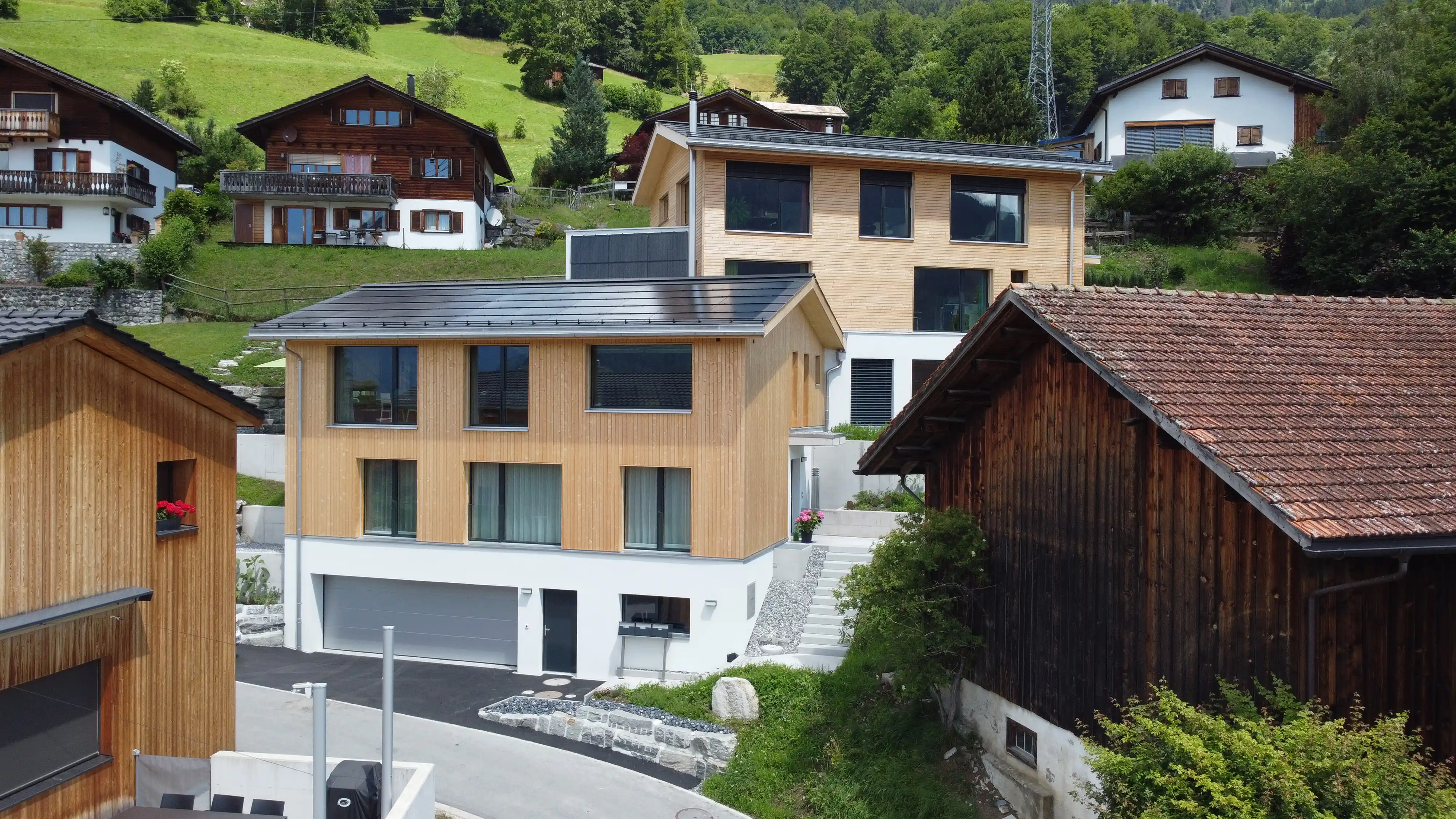 Neubau Zweifamilienhaus Fanas mit Massivholzfassade - Niggli Architektur Grüsch