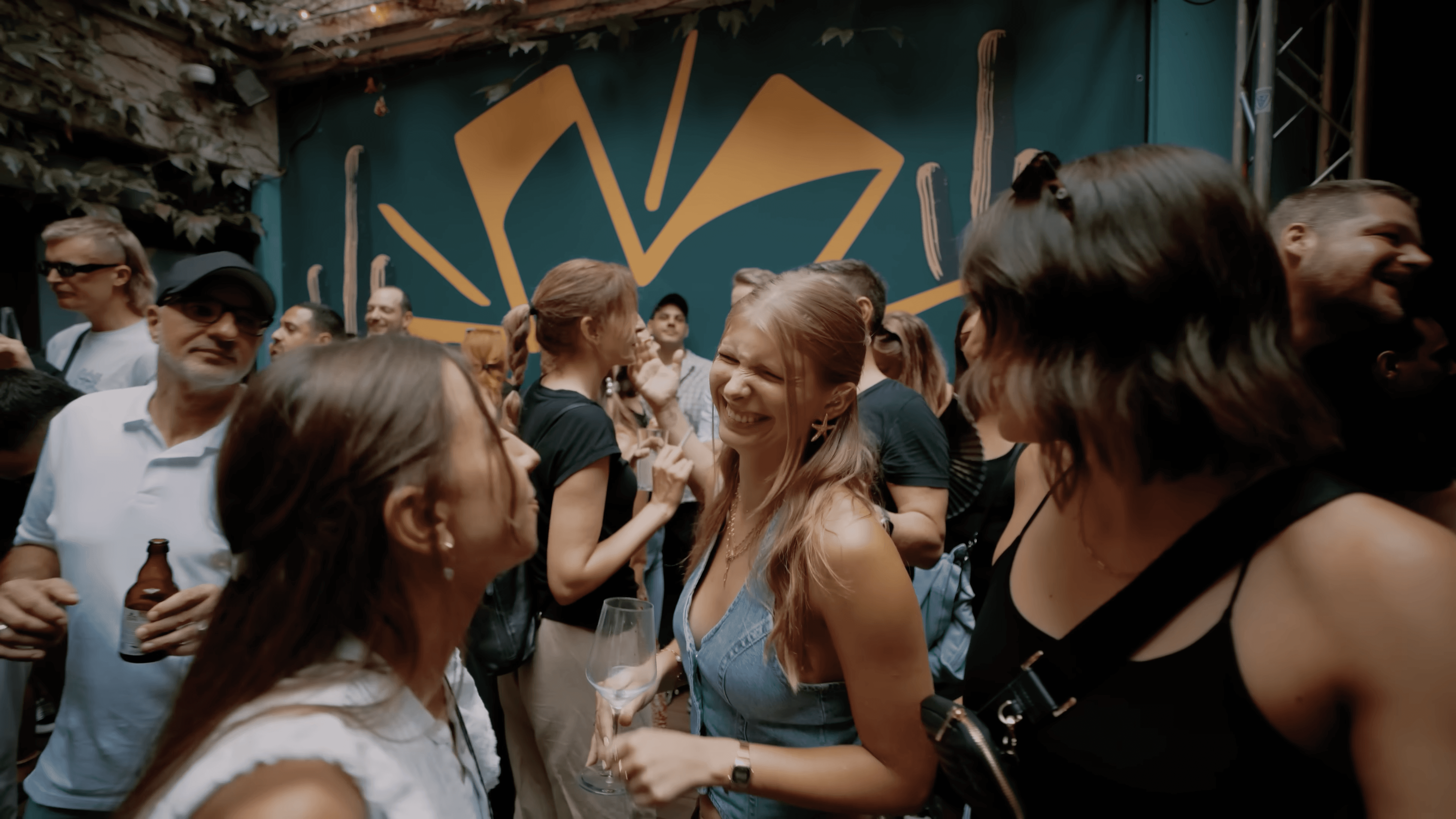 Nahaufnahme eines lachenden Mädchens in einer Freundesgruppe im Kowalski Stuttgart