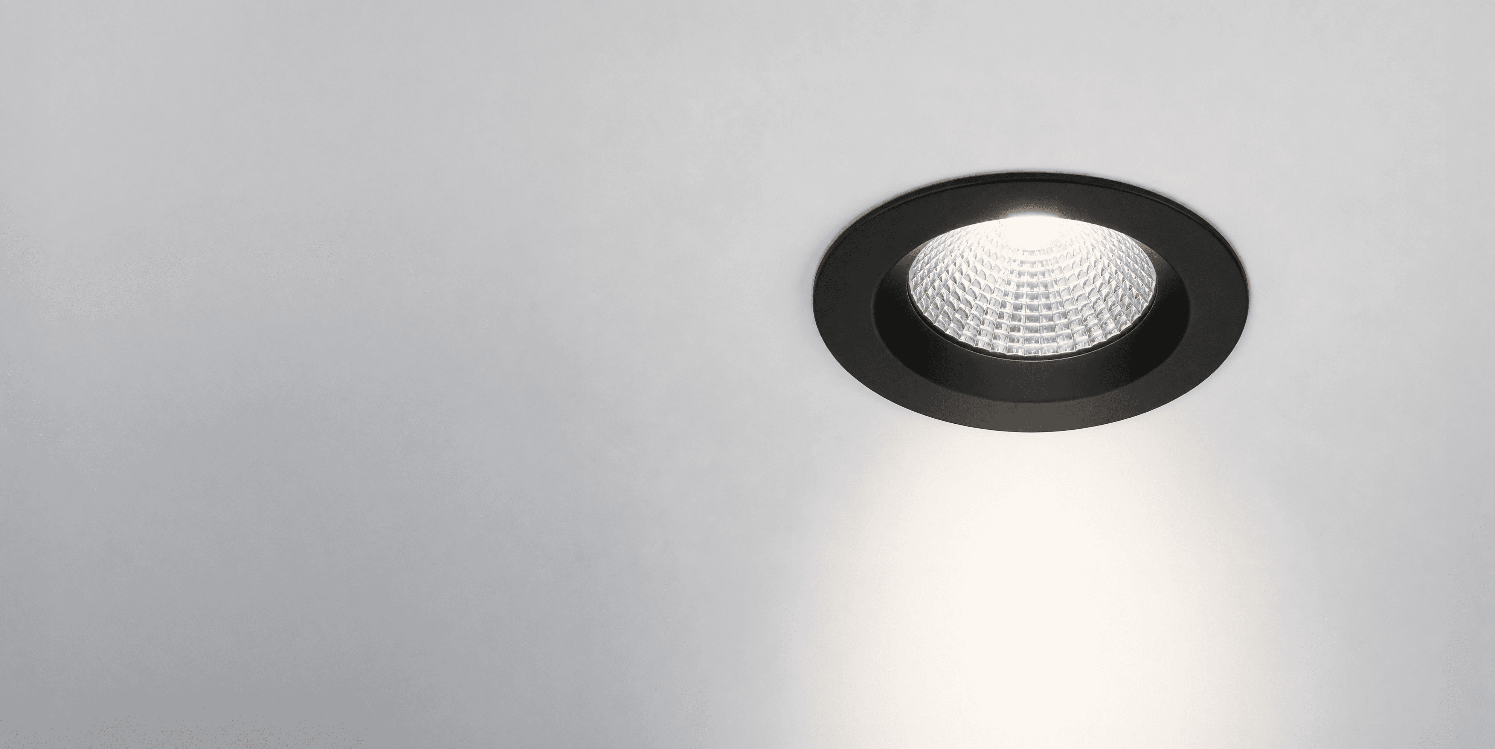 Profesjonalna oprawa sufitowa LED Enix Pro typu downlight z diodą COB Citizen i czarną obudową