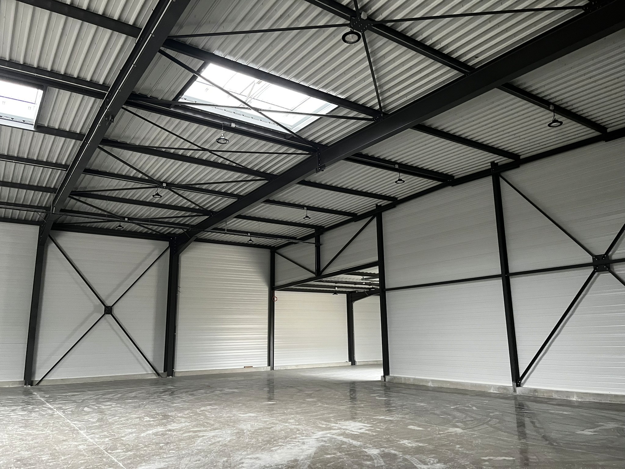 Finitions intérieures d'un batiment industriel