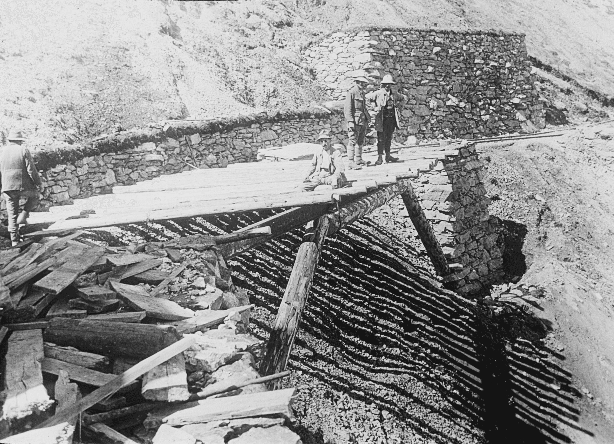 Bau einer trockengemauerten Schneebrücke im Bau: Davos Schiehorn und Dorfberg