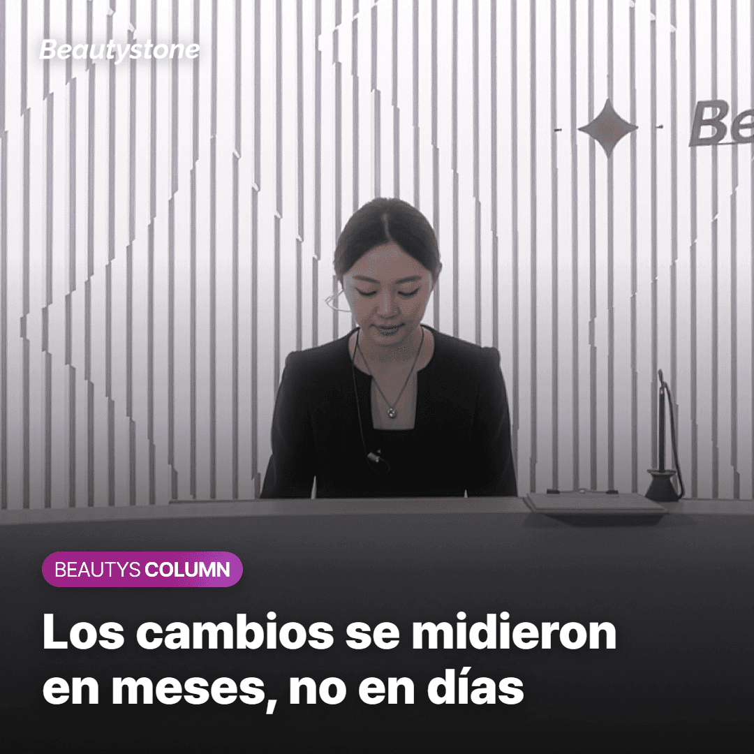 Retrato de una persona adulta que observa su rostro con calma frente a un espejo