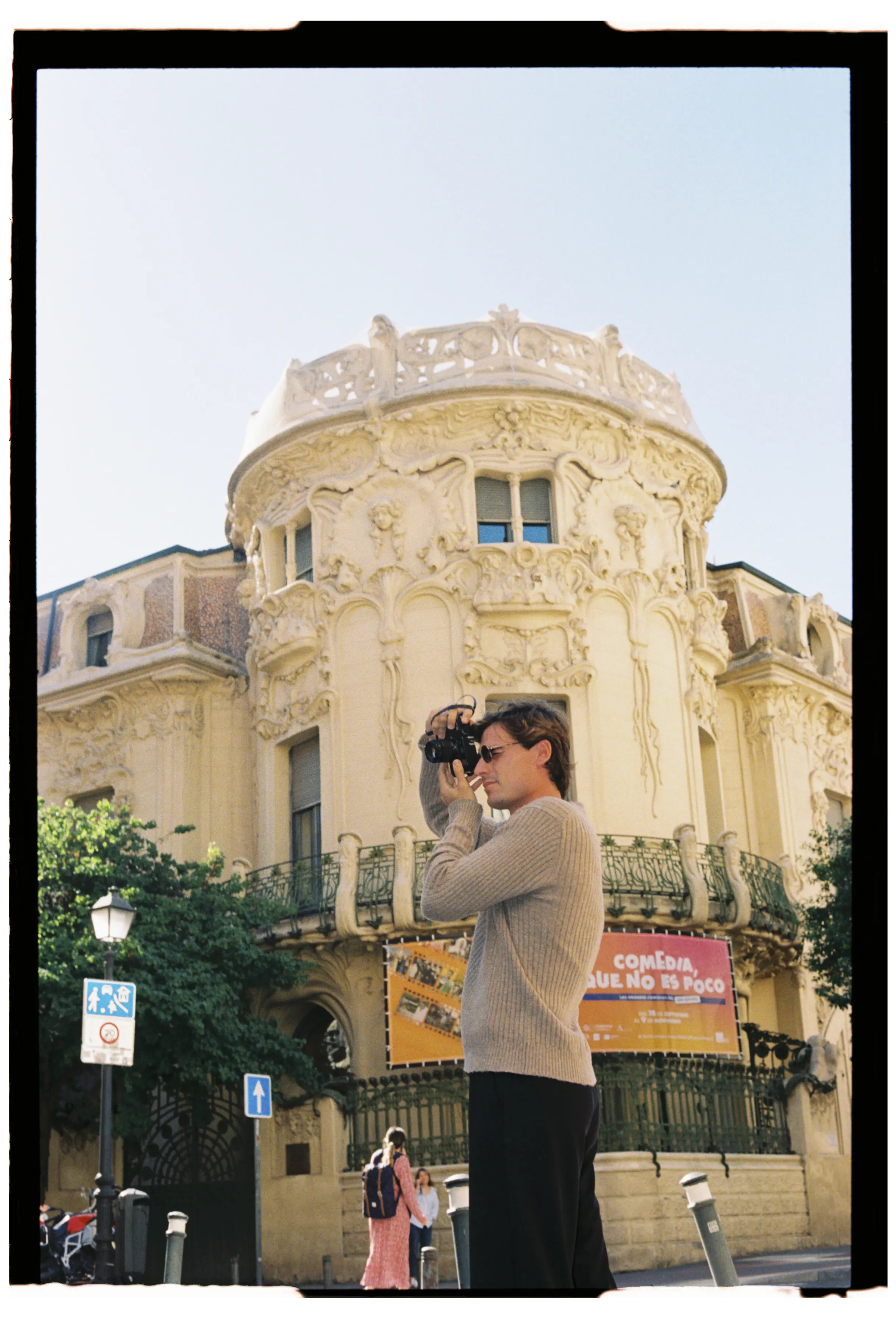 hombre joven haciendo una foto en barrio de salesas
