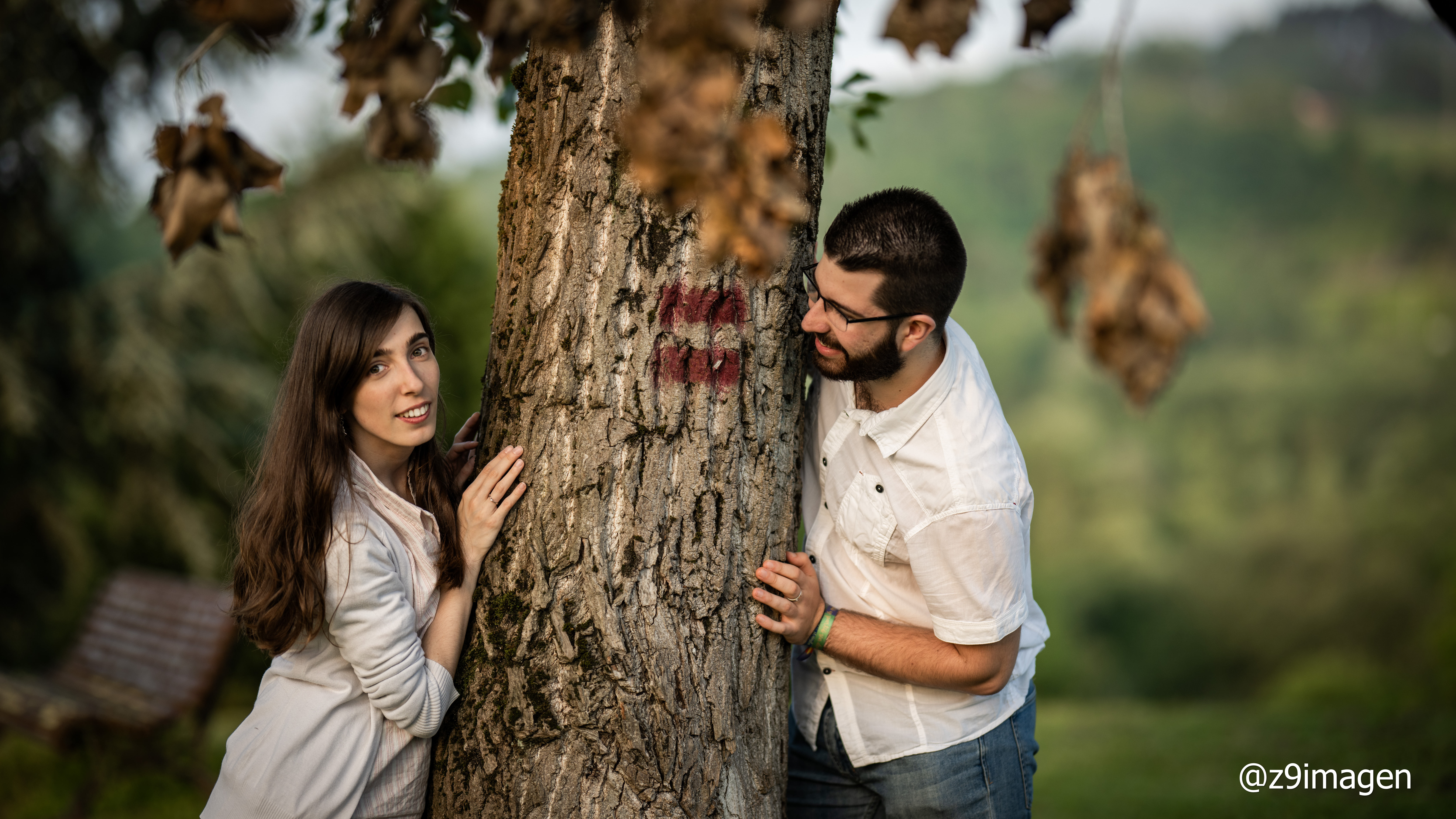 Dos personas en una finca en una sesion