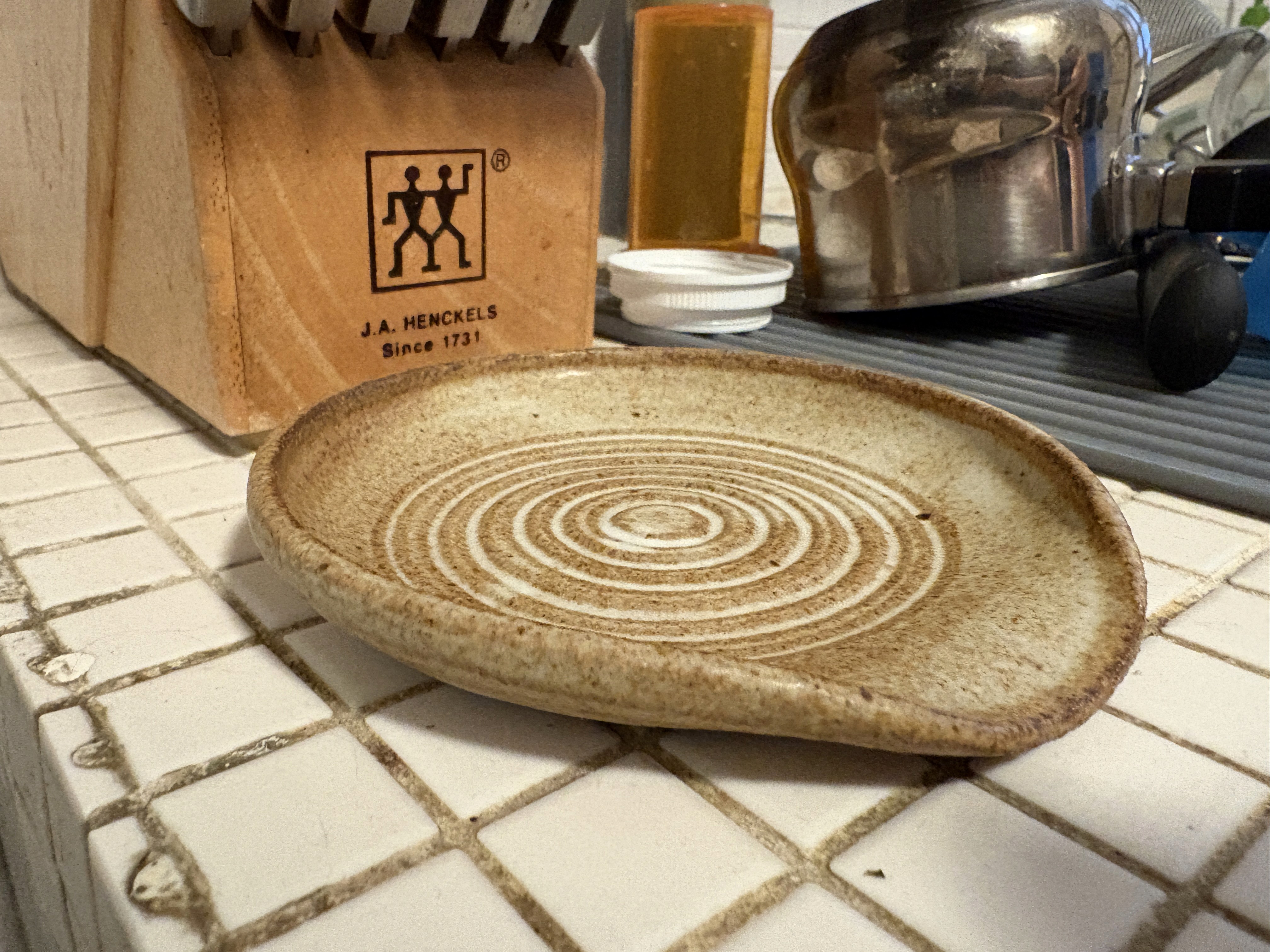 Speckled ceramic spoon rest