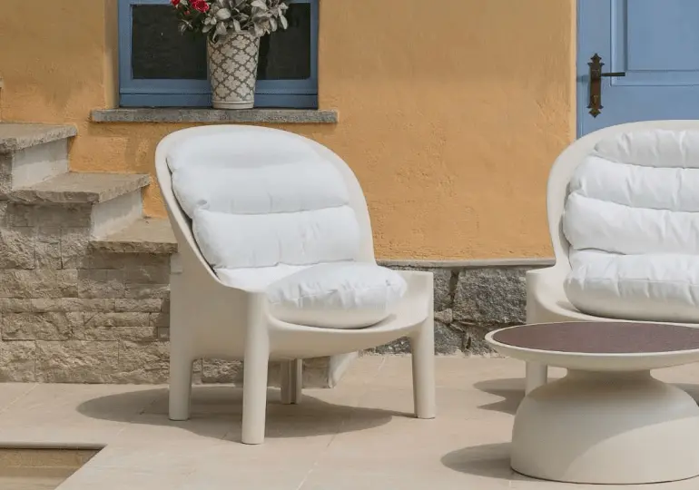 Sillón para exterior Balzac de Serralunga diseñado por Patrick Norguet, en color blanco roto en terraza