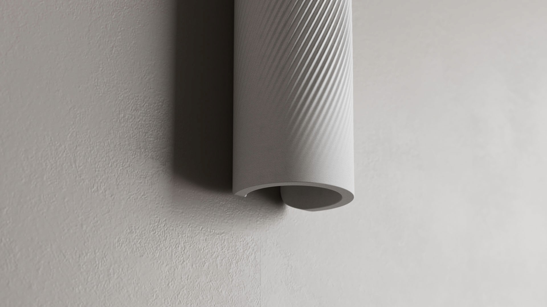 Interno di un soggiorno moderno con un grande divano componibile blu, un tavolino basso e un tappeto chiaro. La parete di fondo è dominata da una carta da parati con un grande motivo floreale astratto nei toni del rosa, del blu e con accenti dorati.