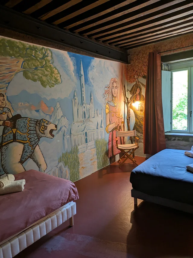 Autre vue de la fresque peinte à la main dans la chambre Fantaisie "La Forêt de Tuilwyn" du gîte La Tuilerie du Cinéaste