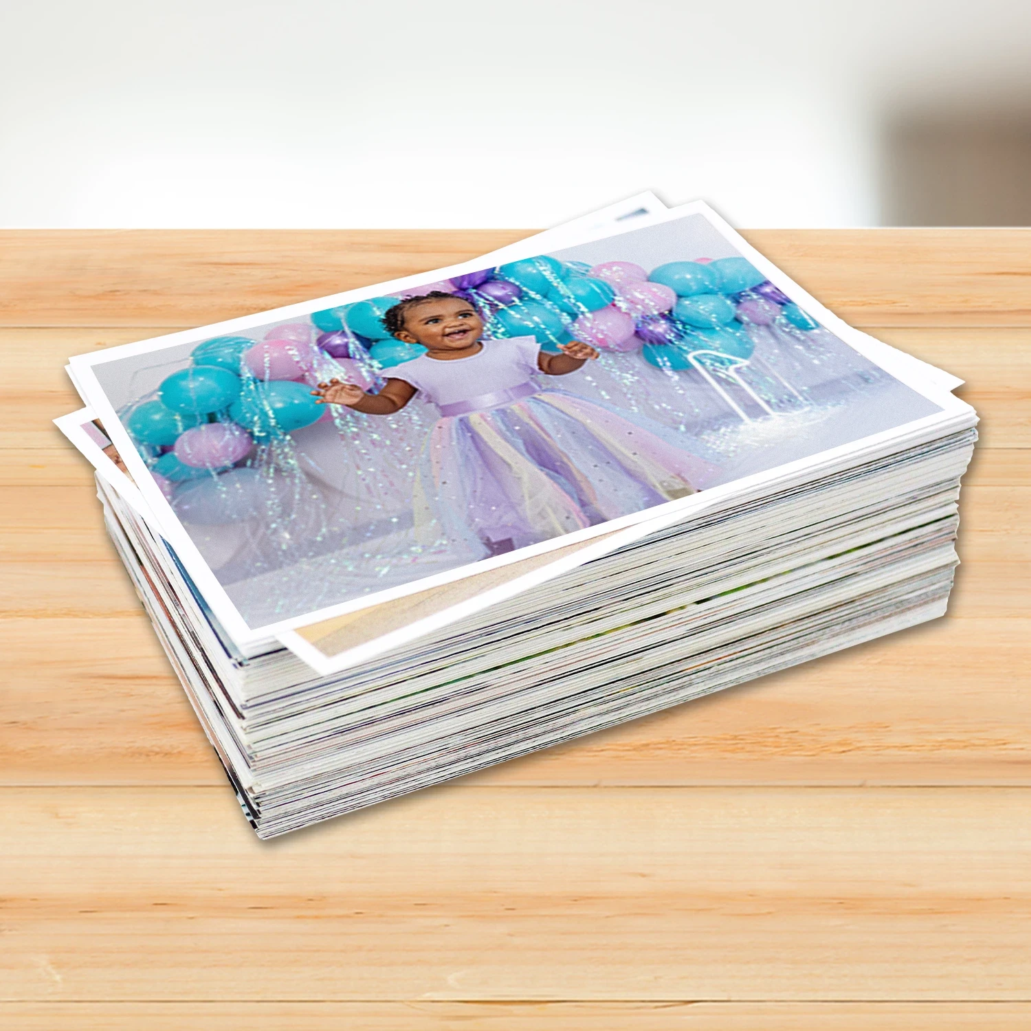 Fotolivro de capa dura no tamanho 21x30cm aberto e fechado em loop.