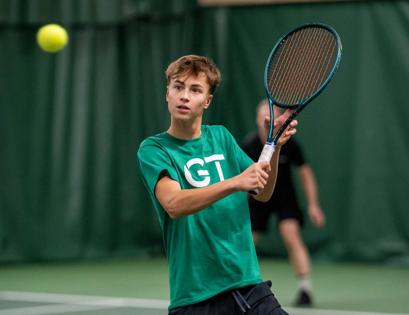 Grani Tenniksen kilpajuniori tennishallissa