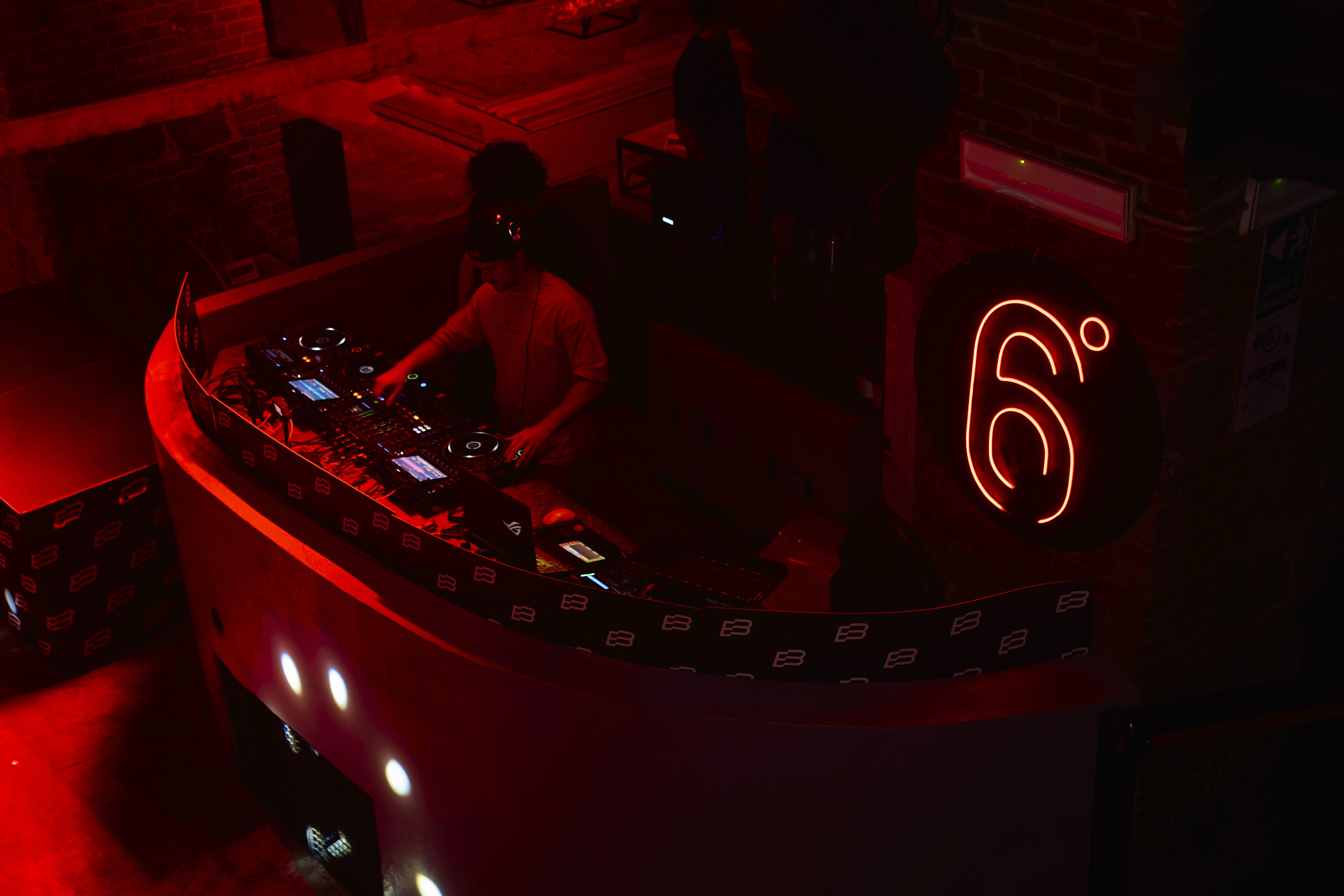 Prossimi Artisti – DJ e Producer in Arrivo  I prossimi artisti Sestopiano rappresentano il futuro della musica elettronica Torino. Ogni DJ set live Torino è il risultato di una selezione accurata tra DJ Torino, producer indipendenti e artisti emergenti Torino pronti a portare nuove sonorità nei nostri eventi.  Collaboriamo con talenti locali e nazionali per offrire al pubblico di Sestopiano Torino esperienze musicali innovative all’interno dei migliori eventi Torino.  Se cerchi nuovi artisti Torino da scoprire o vuoi sapere chi suonerà al prossimo evento, questa sezione raccoglie tutti i DJ e producer che collaboreranno con noi nei prossimi Events Turin.  Rimani aggiornato tramite Instagram e i nostri social ufficiali per conoscere date, lineup e nuove collaborazioni musicali.