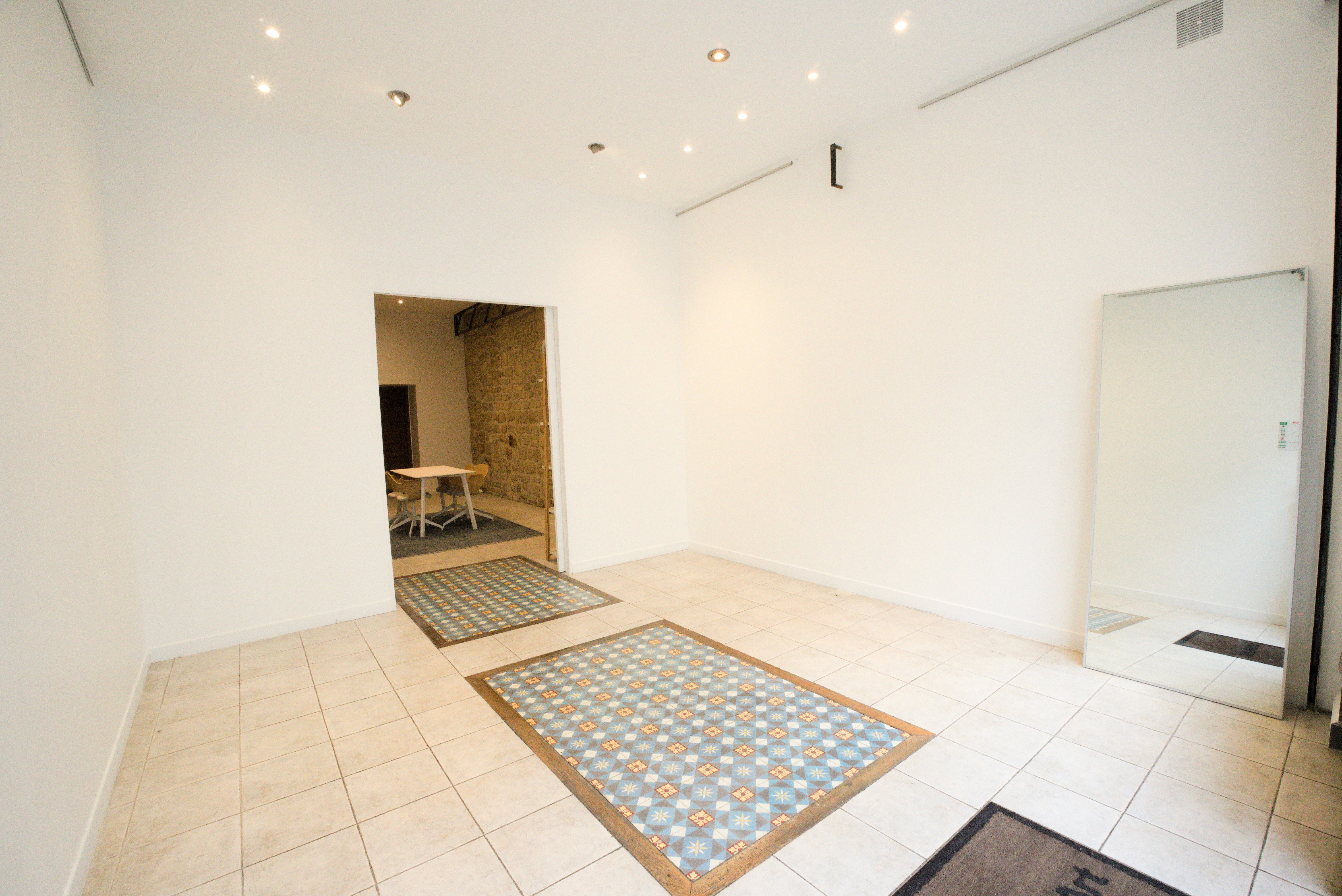 Espace showroom lumineux de l'agence Clothette design minimaliste