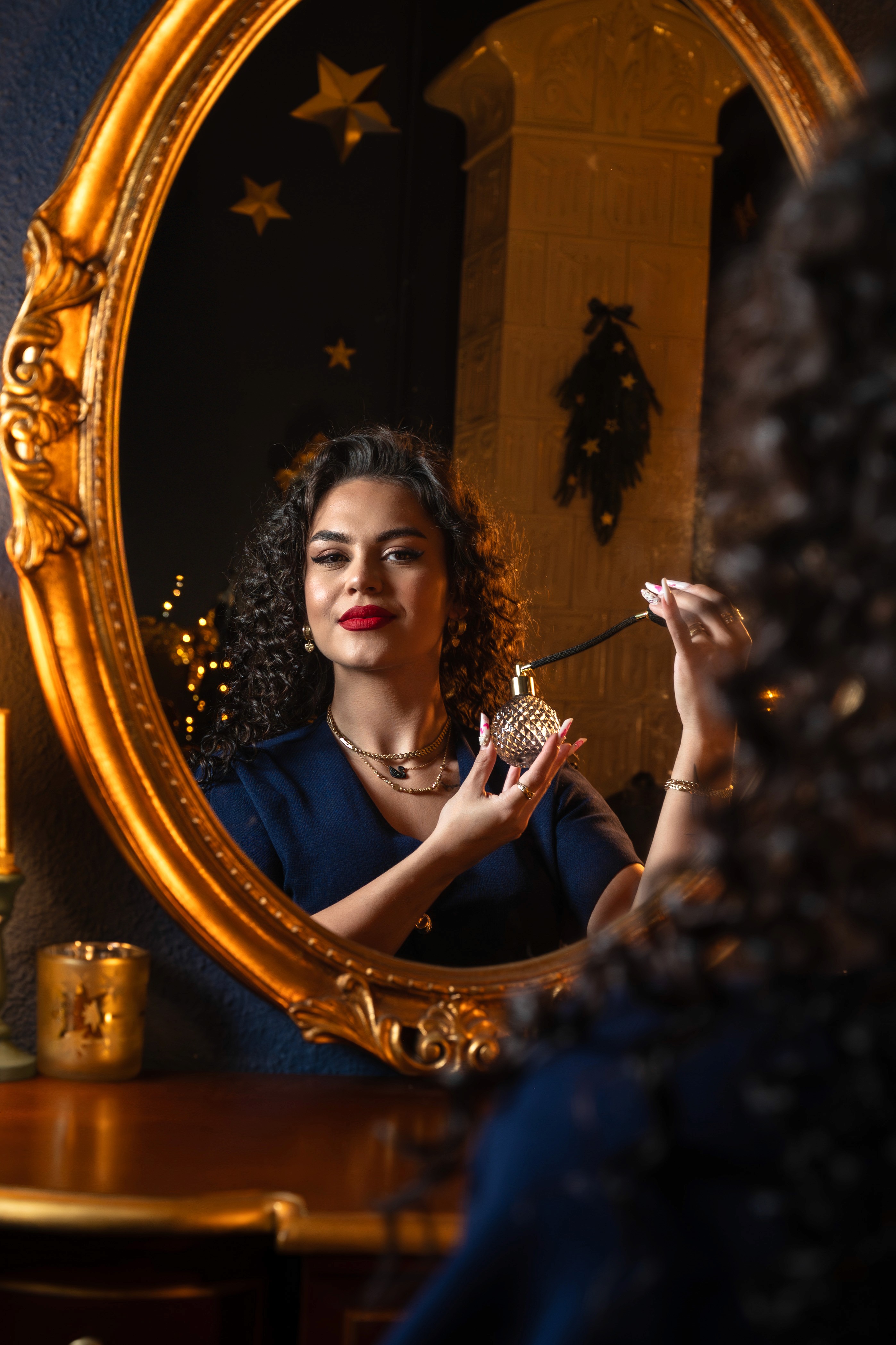 Portret feminin de Crăciun, decor elegant și expresie naturală