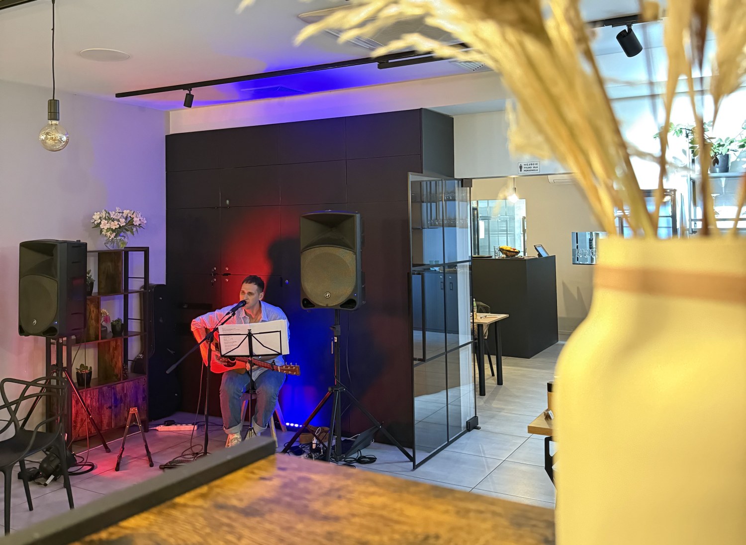 Muzyk grający na gitarze podczas kolacji degustacyjnej w Niedźwiedzia 25 – wieczór z muzyką na żywo w stylu slow