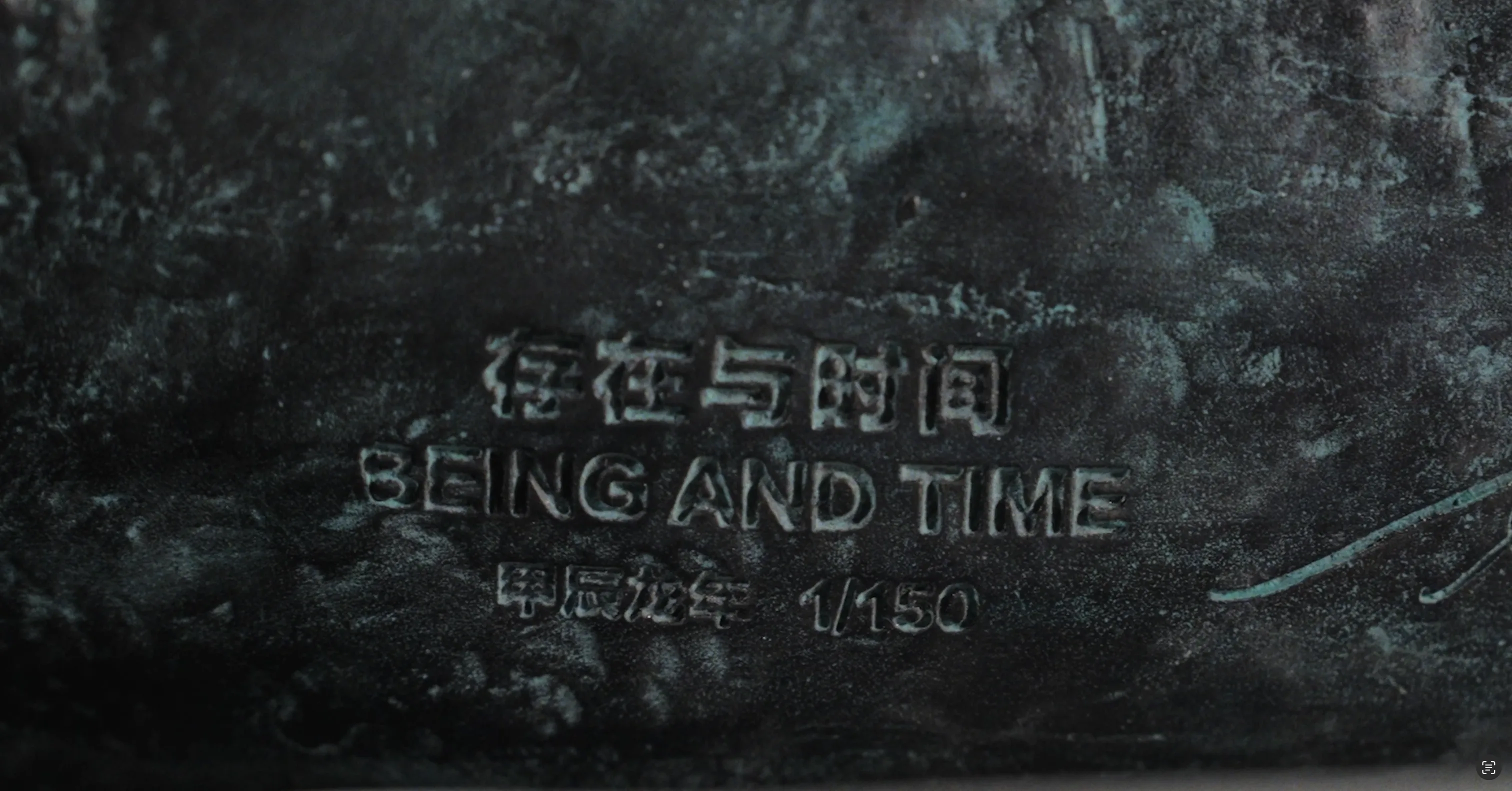 Being and Time para LOUIS XIII: fotograma principal del video que muestra retrato oscuro y elegante con iluminación dramática.