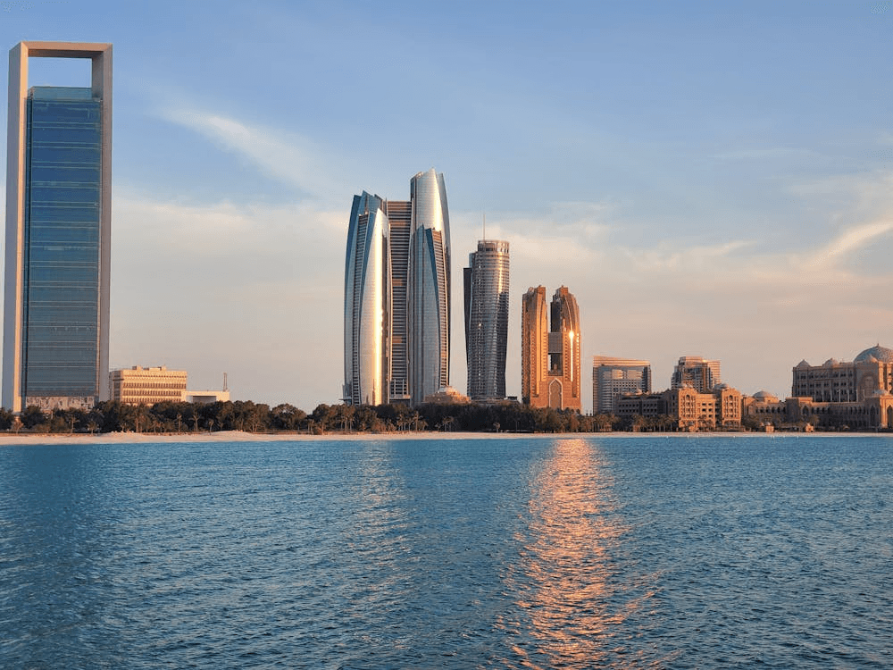 مبنى أدنوك الشاهق على الواجهة البحرية لأبوظبي، يبرز بجانب أبراج أخرى.