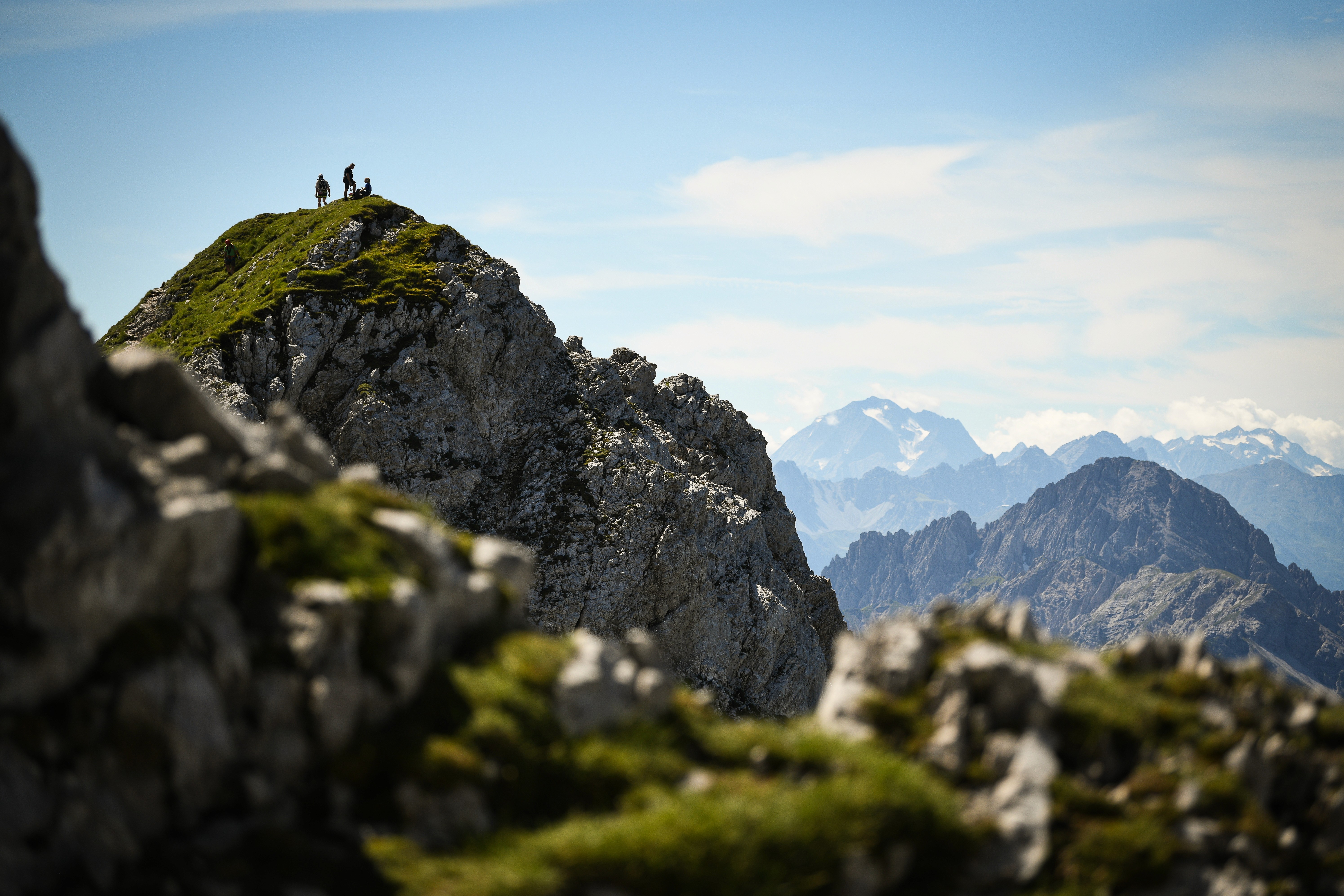 Image of chalet next to mountains
