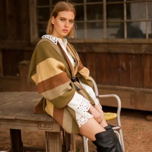 Dans le lookbook de la marque Danoise Another Aspect, le mannequin porte un costume gris et une chemise blanche