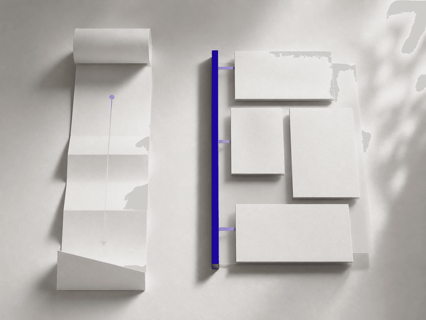 Abstrakter Vergleich eines fortlaufenden Onepagers mit einer Sammlung einzelner Seiten aus Papiermodulen.