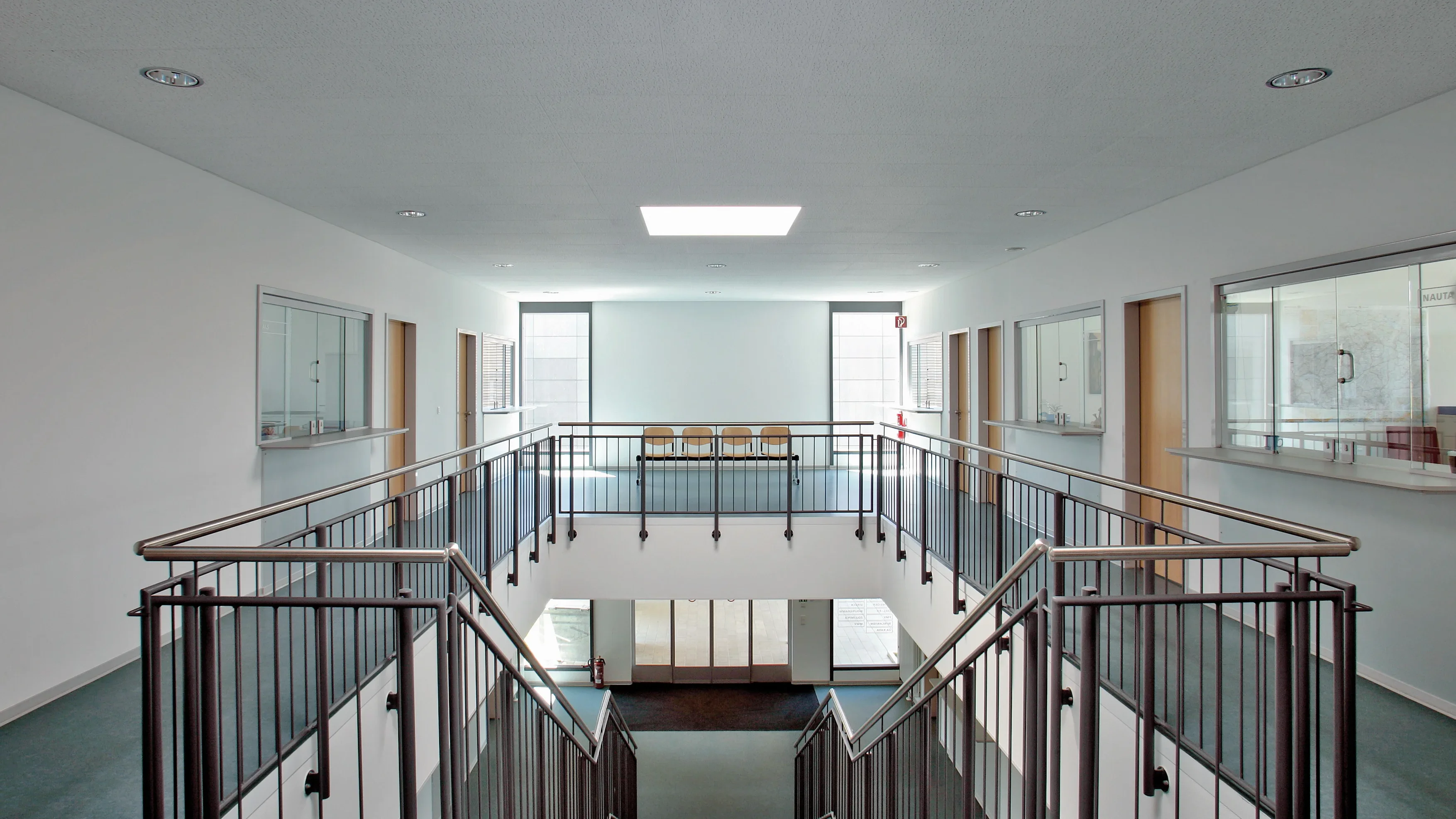 Treppenhaus mit Treppe und Handlauf.