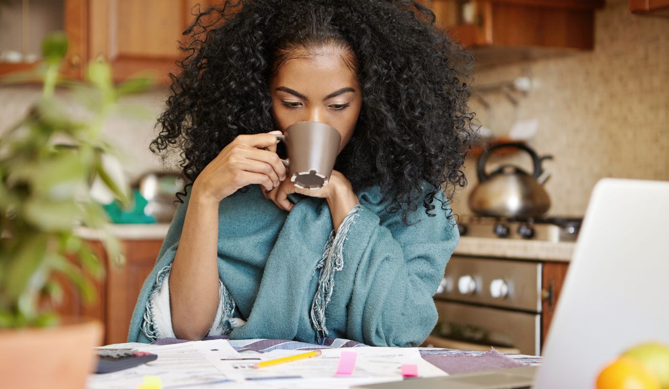 Imagem mostra mulher organizando dívidas