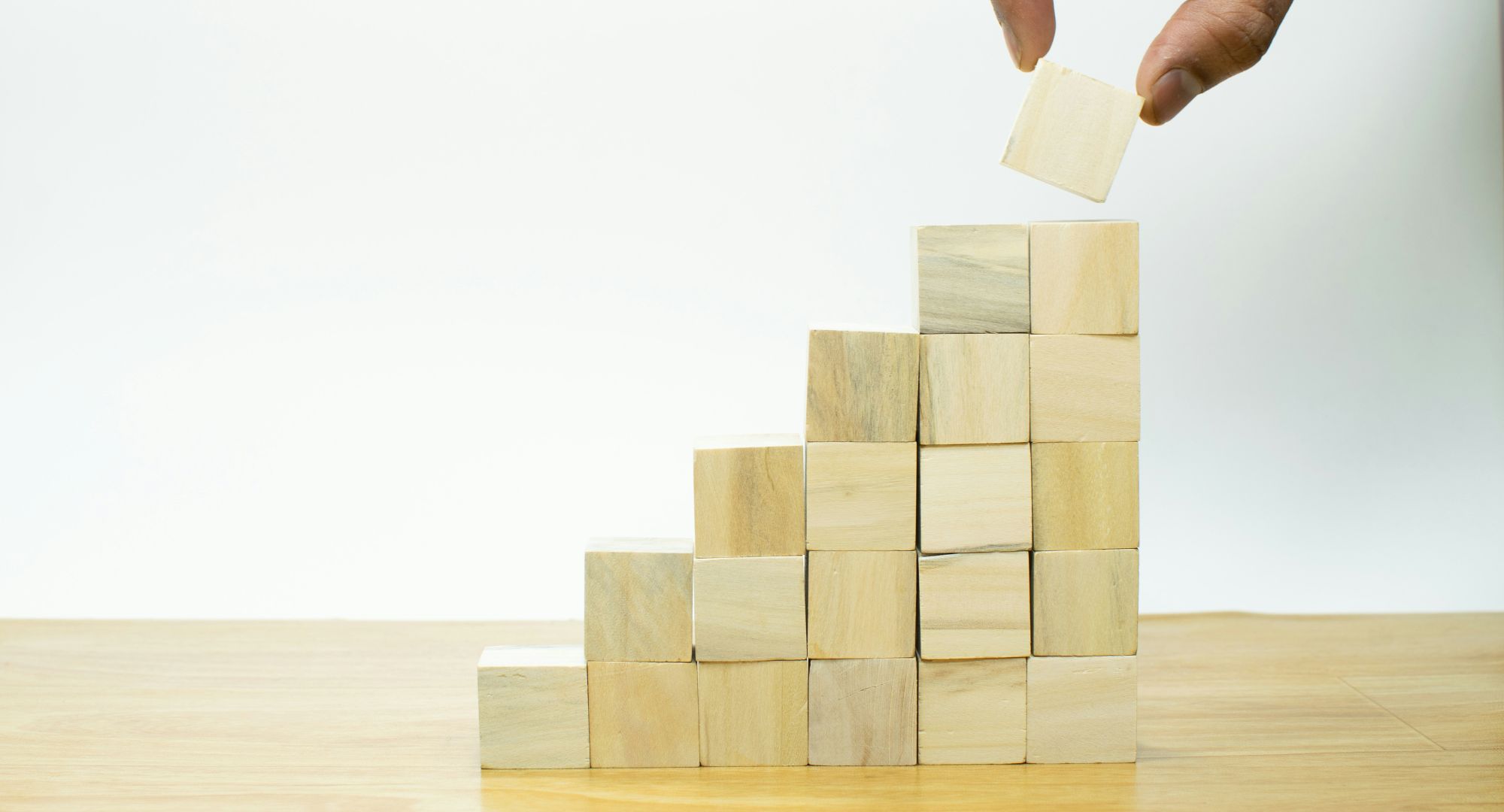 blocos quadrados pequenos de madeira formando uma escada