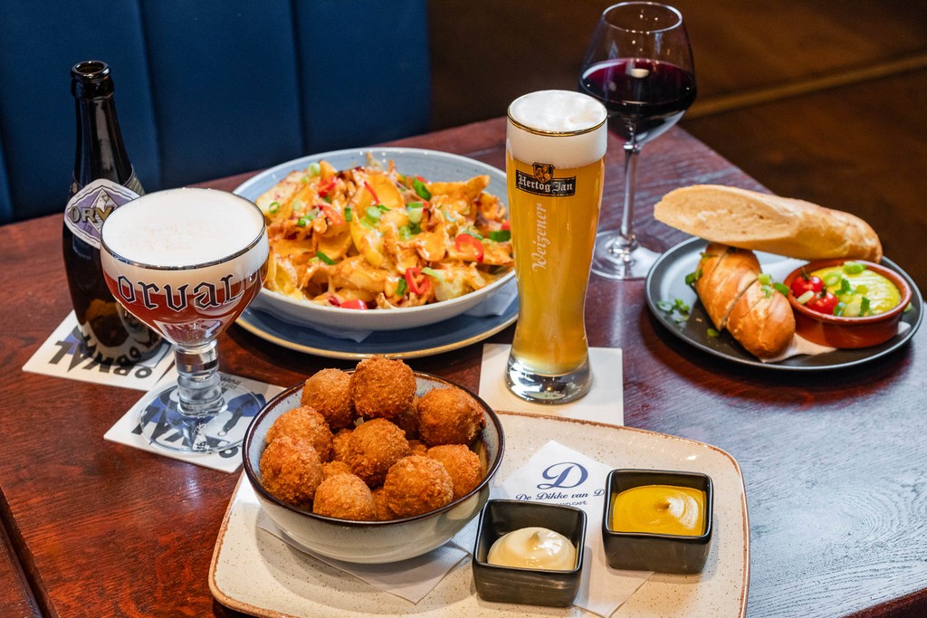Tafereel van gerechten en biertjes op een tafel