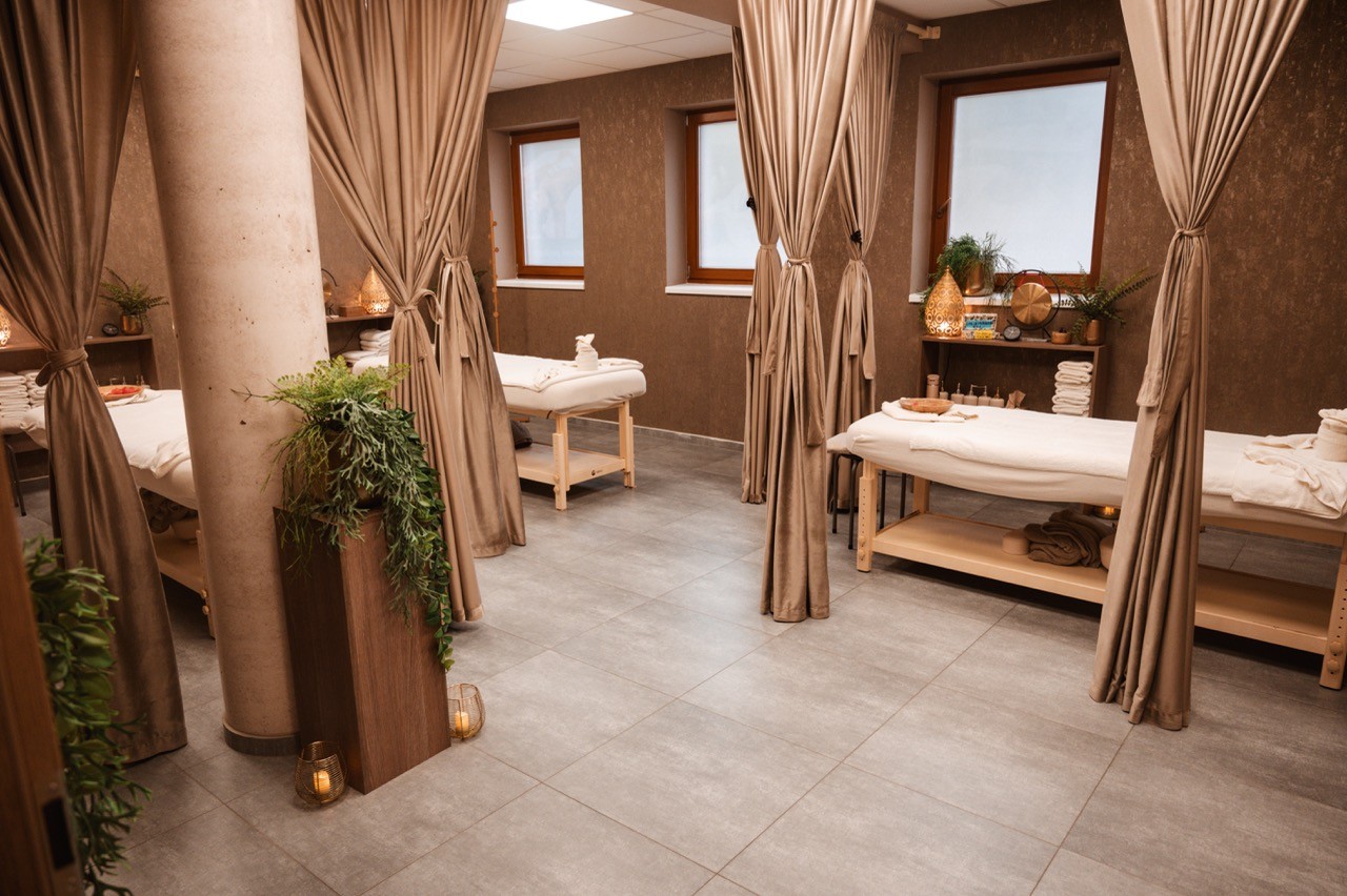 Luxusní masážní lůžka připravená pro thajské procedury a rituály v harmonickém interiéru LAYA Spa Ritual Turnov