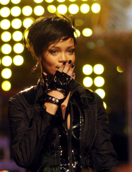 Woman in Teal Setting