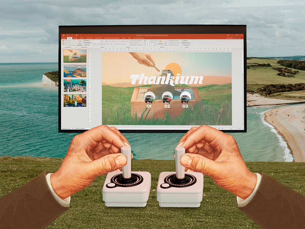 Manos controlando joysticks frente a una pantalla con presentación de diapositivas y fondo de paisaje costero.
