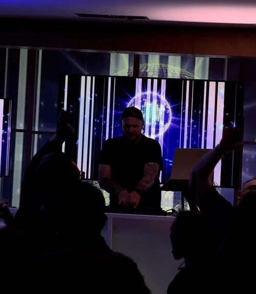 DJ Geib am auflegen in der Limburger Stadthalle im Tanz in den Mai