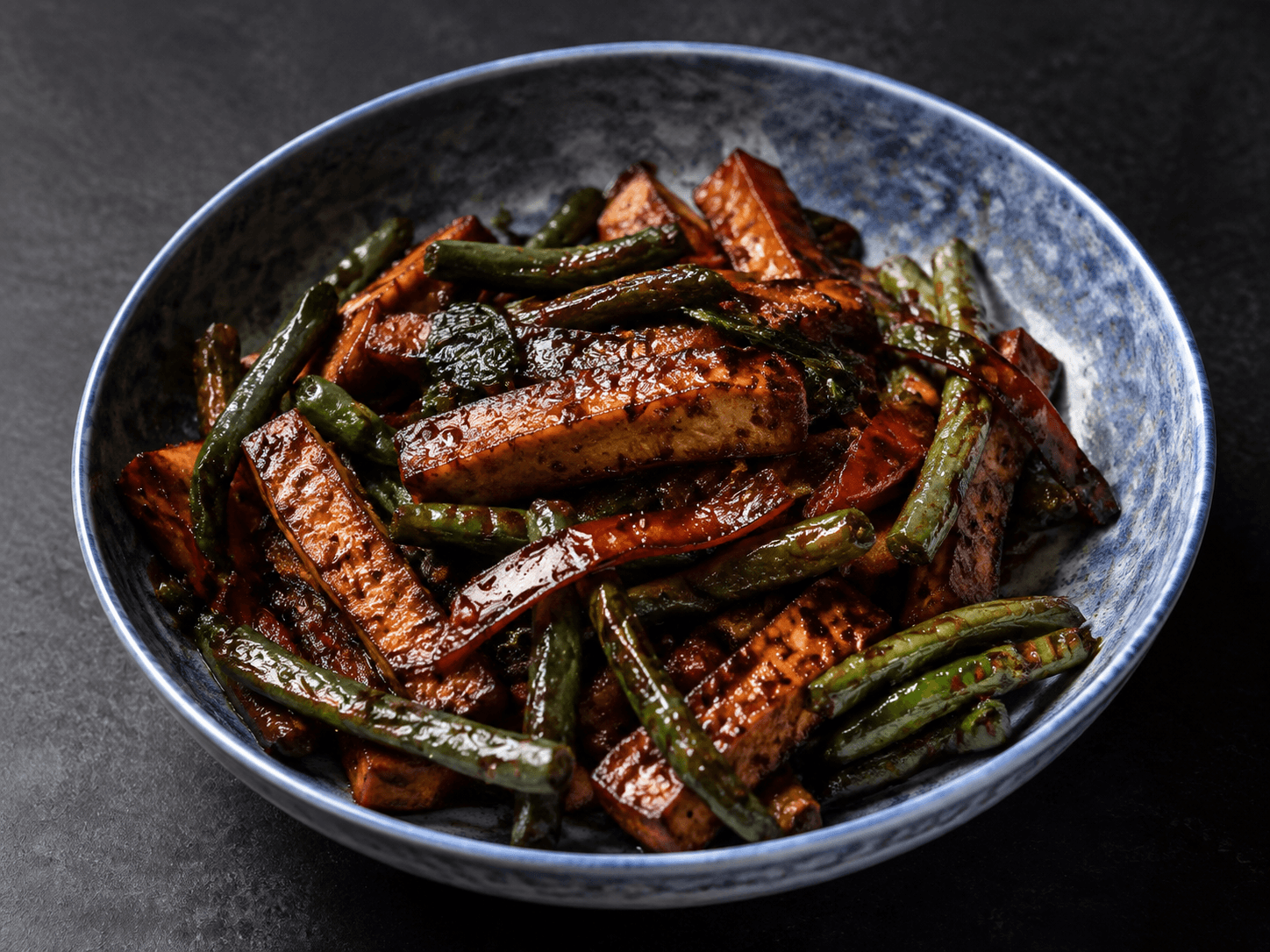 Tofu flamboyant — photographie recadrée du plat