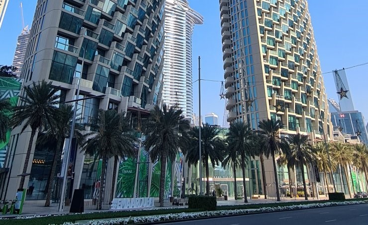 Street-level view of Burj Vista. Our real estate agency offers exclusive property tours in Downtown Dubai.