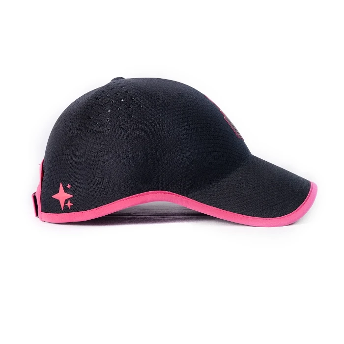 Une casquette noire The Prompt Factory avec des détails roses photographiée de profil sur fond blanc