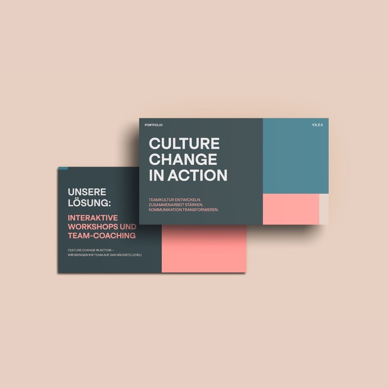 Präsentation mit Aufschrift ‘Culture in Action’ und ‘Kultur-Wandel in Aktion’ auf beigem Hintergrund mit blauem, rosafarbenem und beigem Farbblock-Design