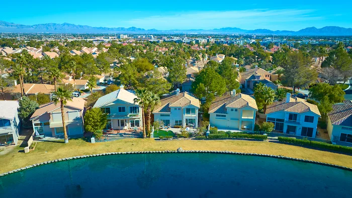 Vista aérea de casas nos Estados Unidos.