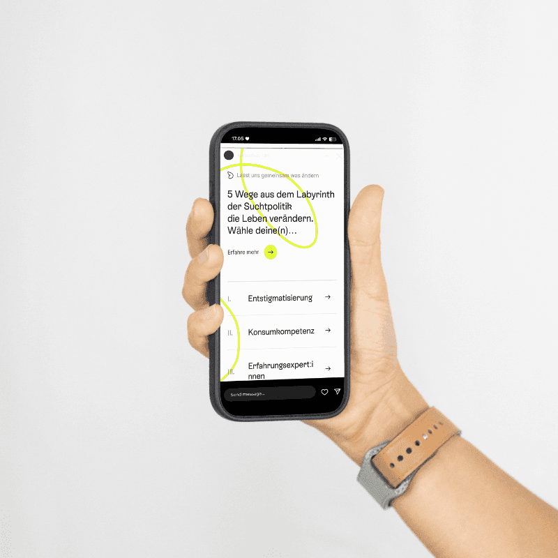 i phone mit webdesign wird in einer Hand gehalten mit einem beigen Armband um den Arm