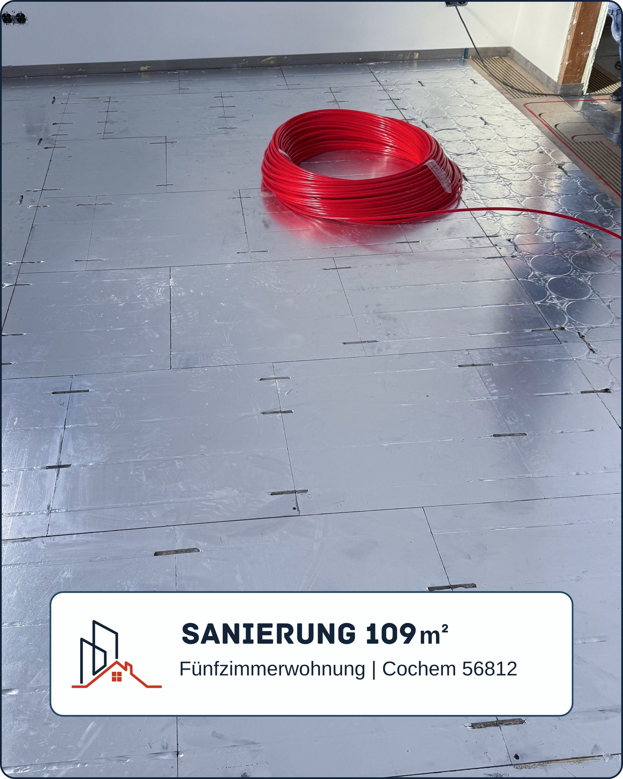 Referenz, verlegte Fußbodenheizung in einem großen modernen Raum mit Fenstern.