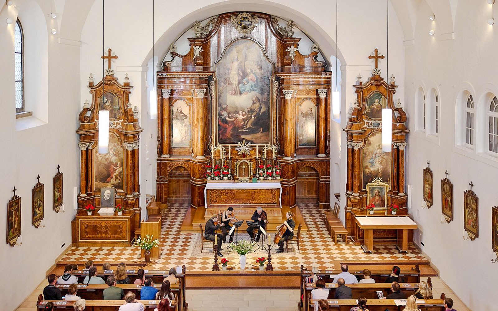 弦乐四重奏在维也纳的米诺里腾教堂演出，背景是华丽的祭坛。
