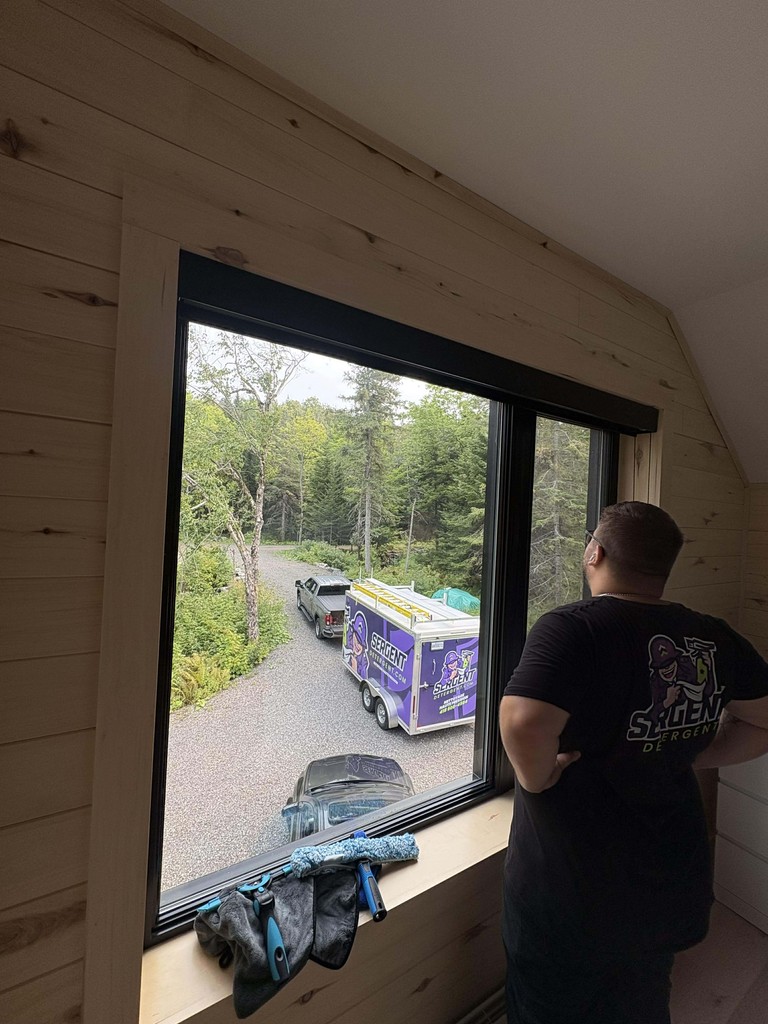 Technicien nettoyage fenêtres résidentiel