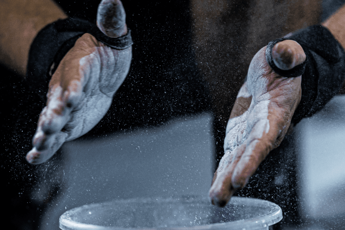 Foto de grupo de atletas de crossfit com uma marca ao fundo