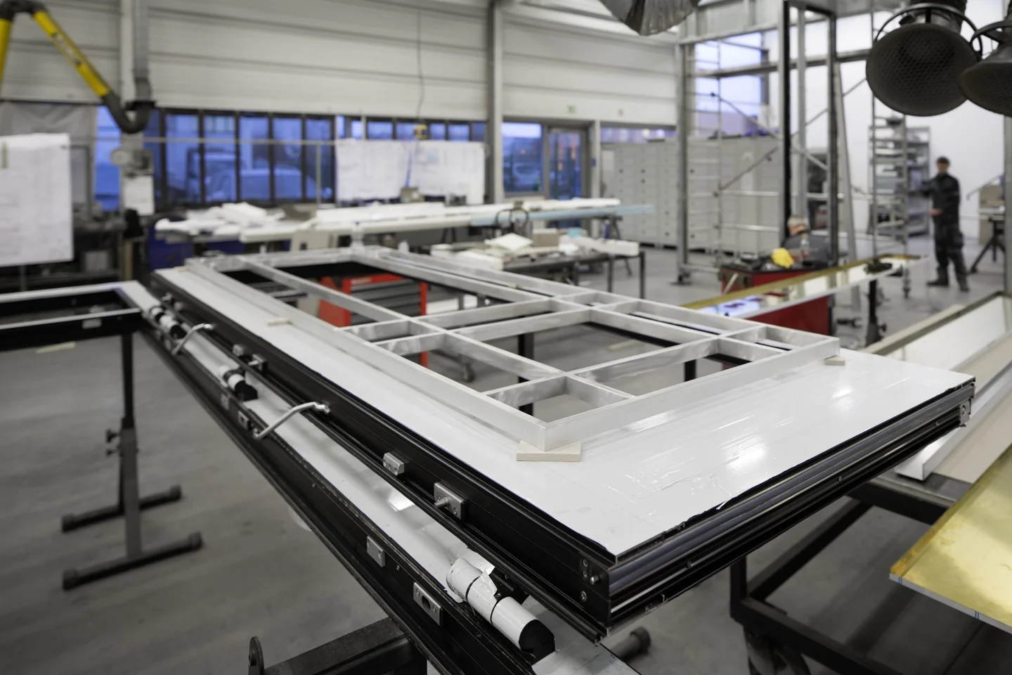 Ein Metallrahmen liegt auf einer Montagefläche in der PORTEC-Werkstatt.