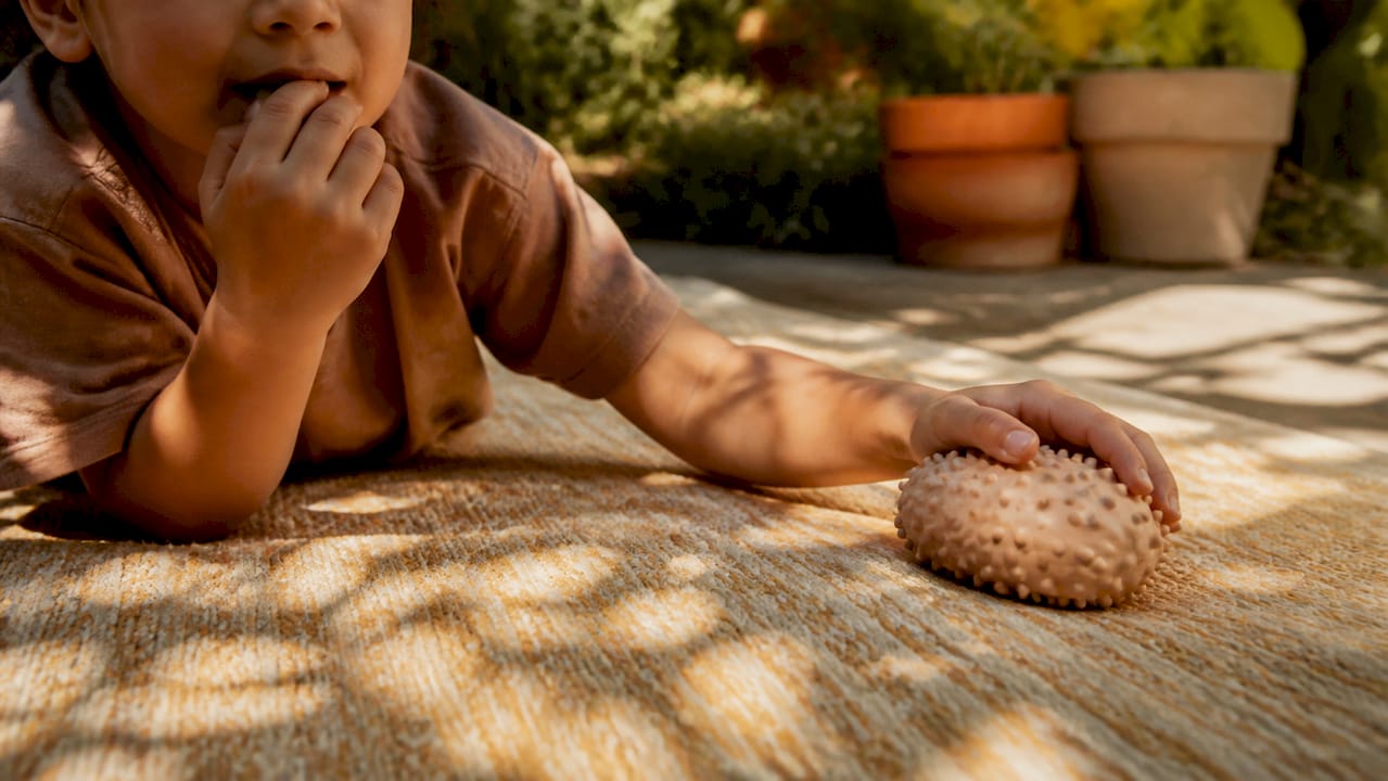Manos de un niño realizando ejercicios sensoriales antes de la comida