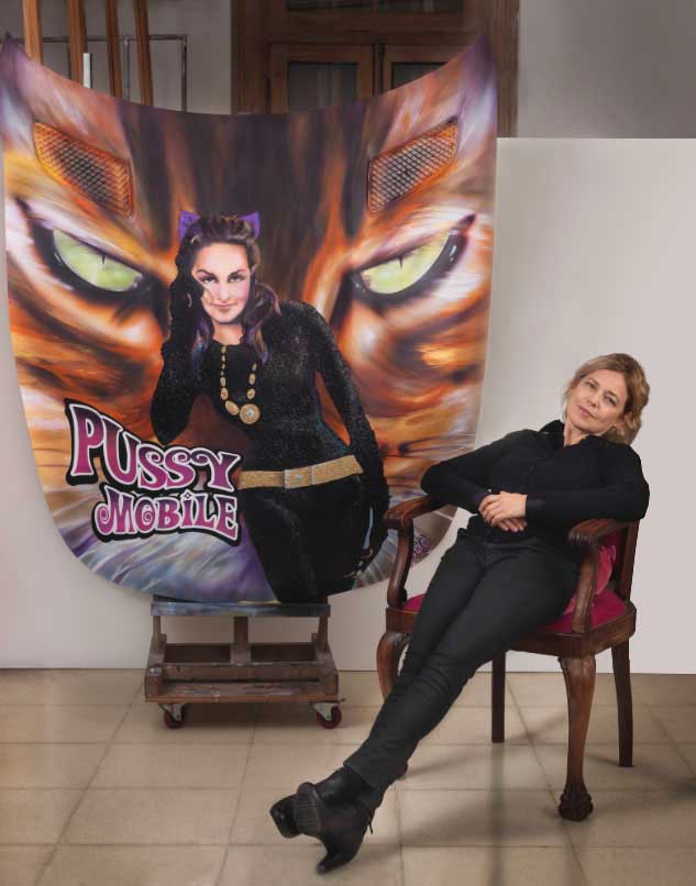 Daniela Boo pinta a Gatúbela sobre el capot de un Mercedes Benz AMG haciendo alusión a Kill Bill. Una mujer pinta a una mujer sobre un auto con nombre de mujer. Daniela Boo Gatubela Mercedes Benz Kill Bill Mujeres Tarantino