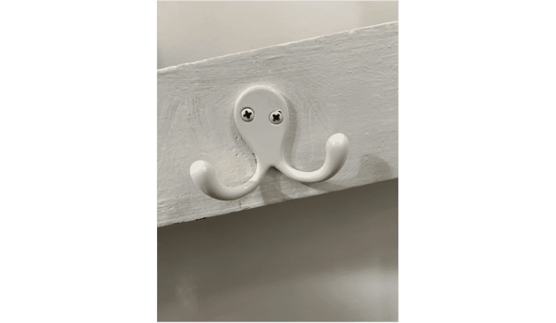 Octopus-shaped wall hook illusion