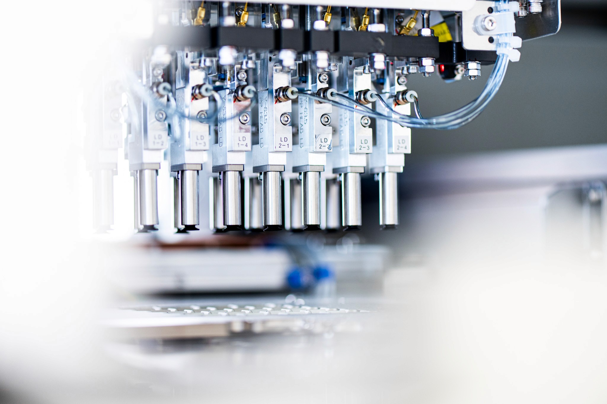 Modul de testare cu multiple capete de contact pentru cipuri